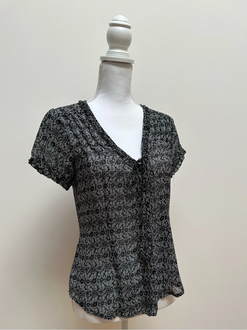 LOFT Ann Taylor Black & White Sunburst‎ Floral Sheer Ruffle Blouse - Size 2